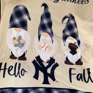 GENUINE MERCHANDISE NEW YORK YANKEES HELLO FALL GNOME PLUSH THROW